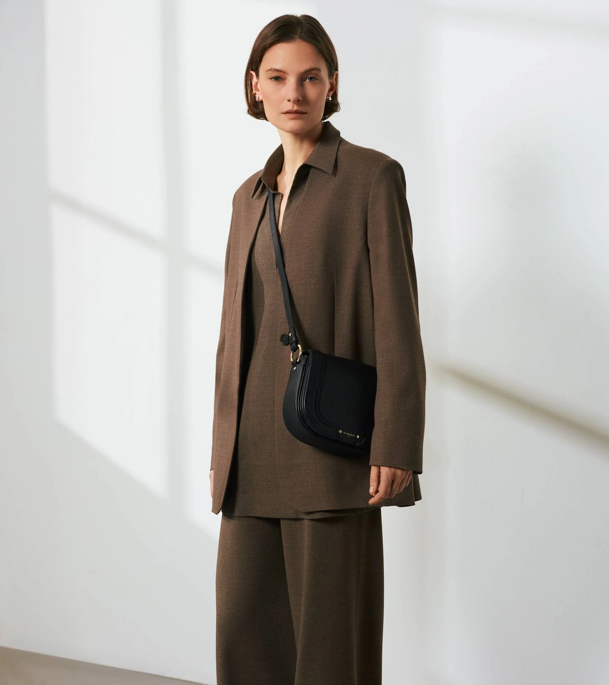 Ella medium crossbody bag in grained leather - Image 6