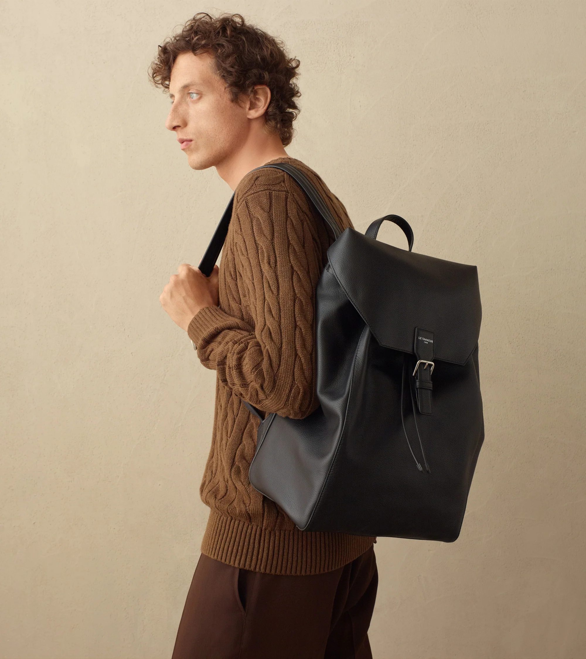 Emile backpack in grained leather with a flap - Image 6
