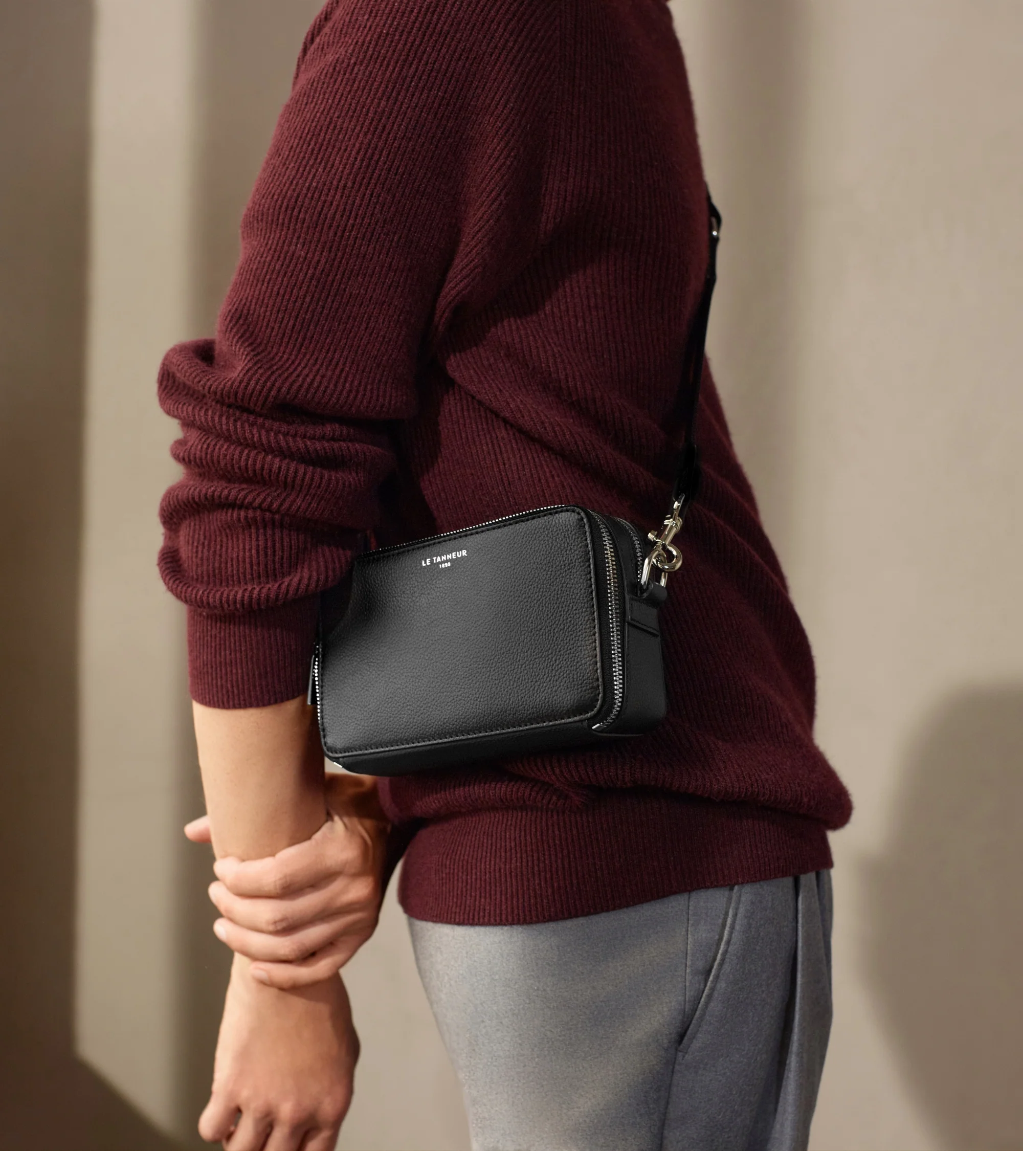 Emile small 2-compartment pouch in grained leather - Image 5