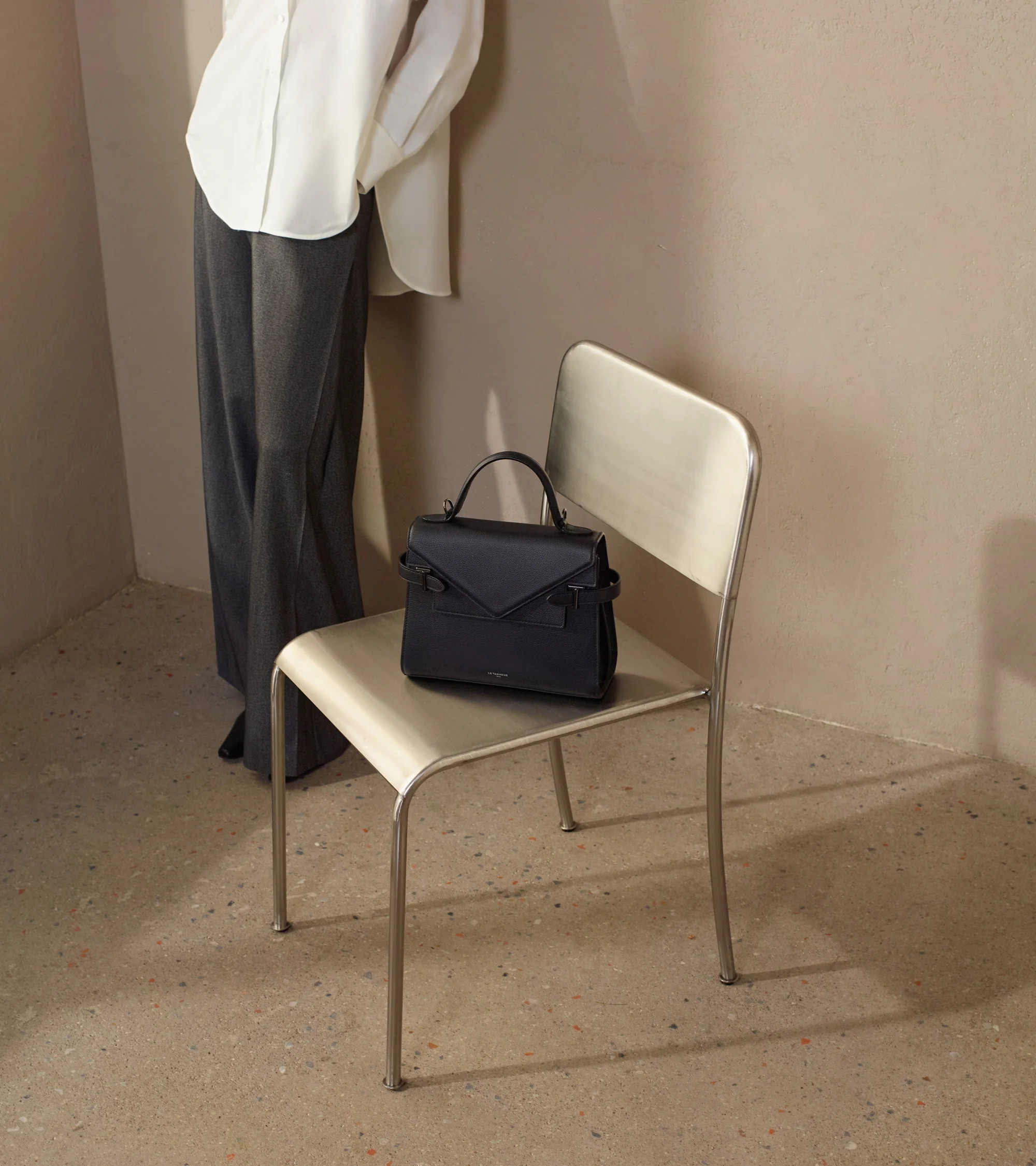 Emilie medium handbag with double flap in grained leather - Image 10