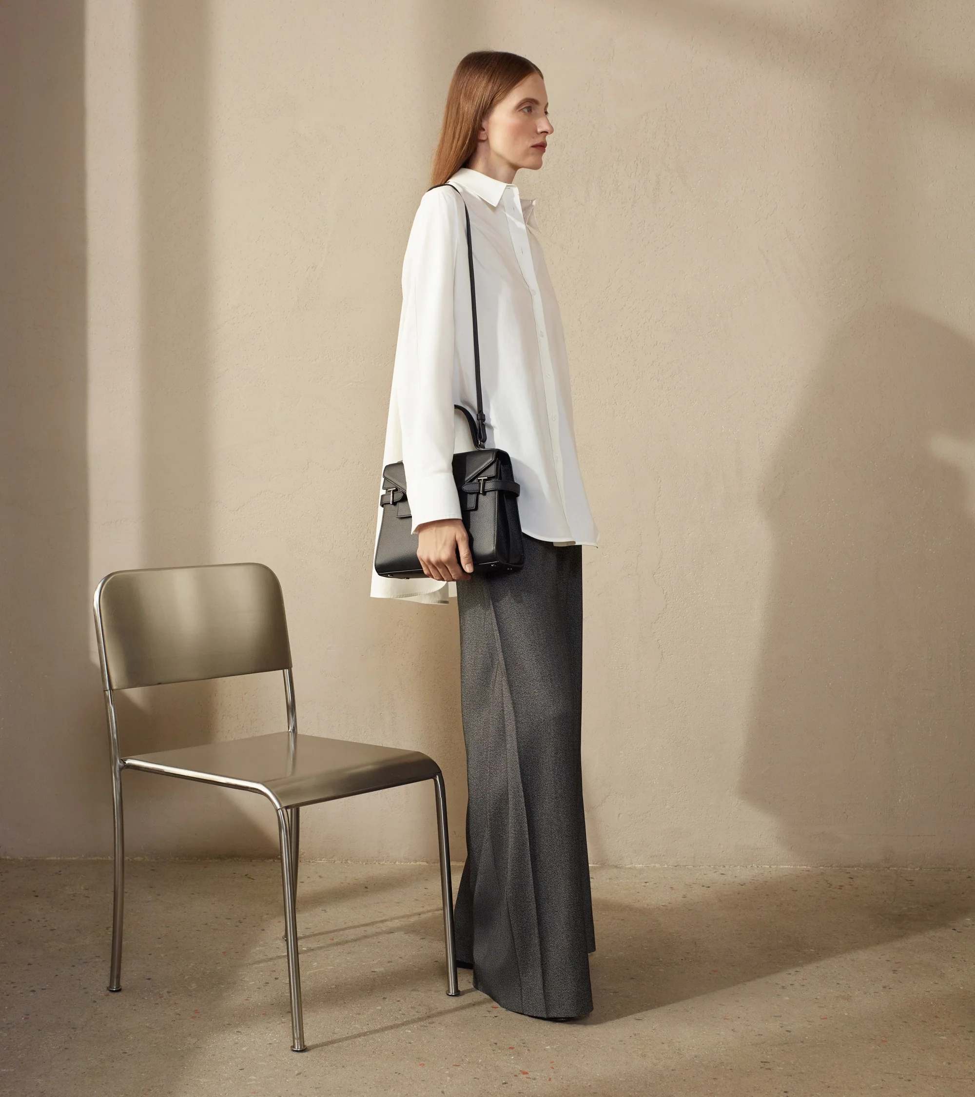 Emilie medium handbag with double flap in grained leather - Image 9