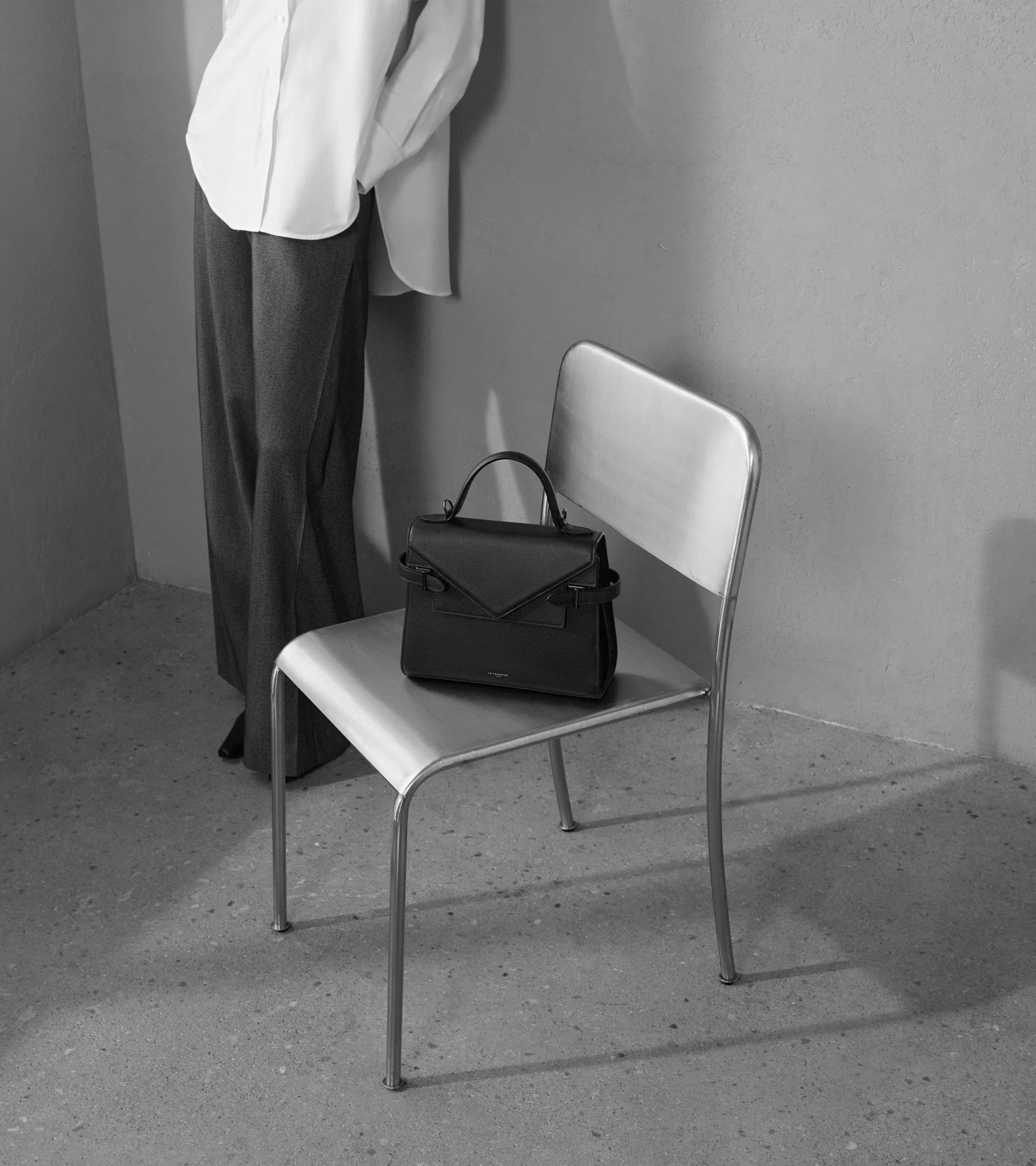 Emilie medium handbag with double flap in grained leather - Image 10