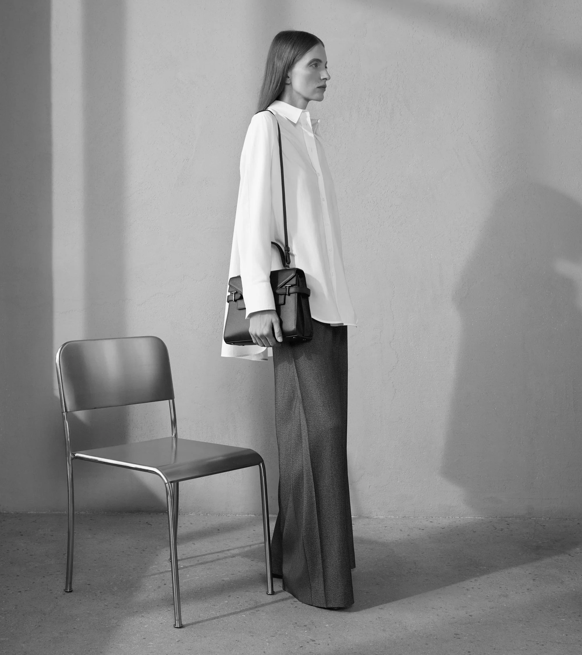 Emilie medium handbag with double flap in grained leather - Image 9