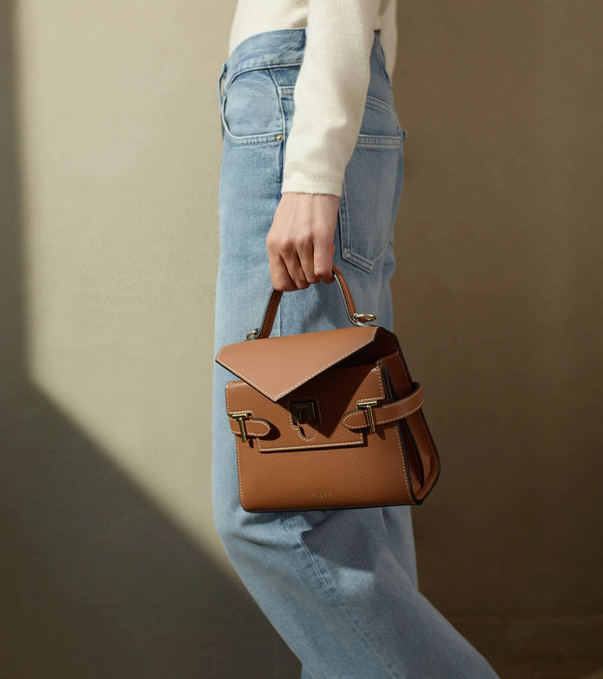 Emilie small handbag with double flap in grained leather - Image 10