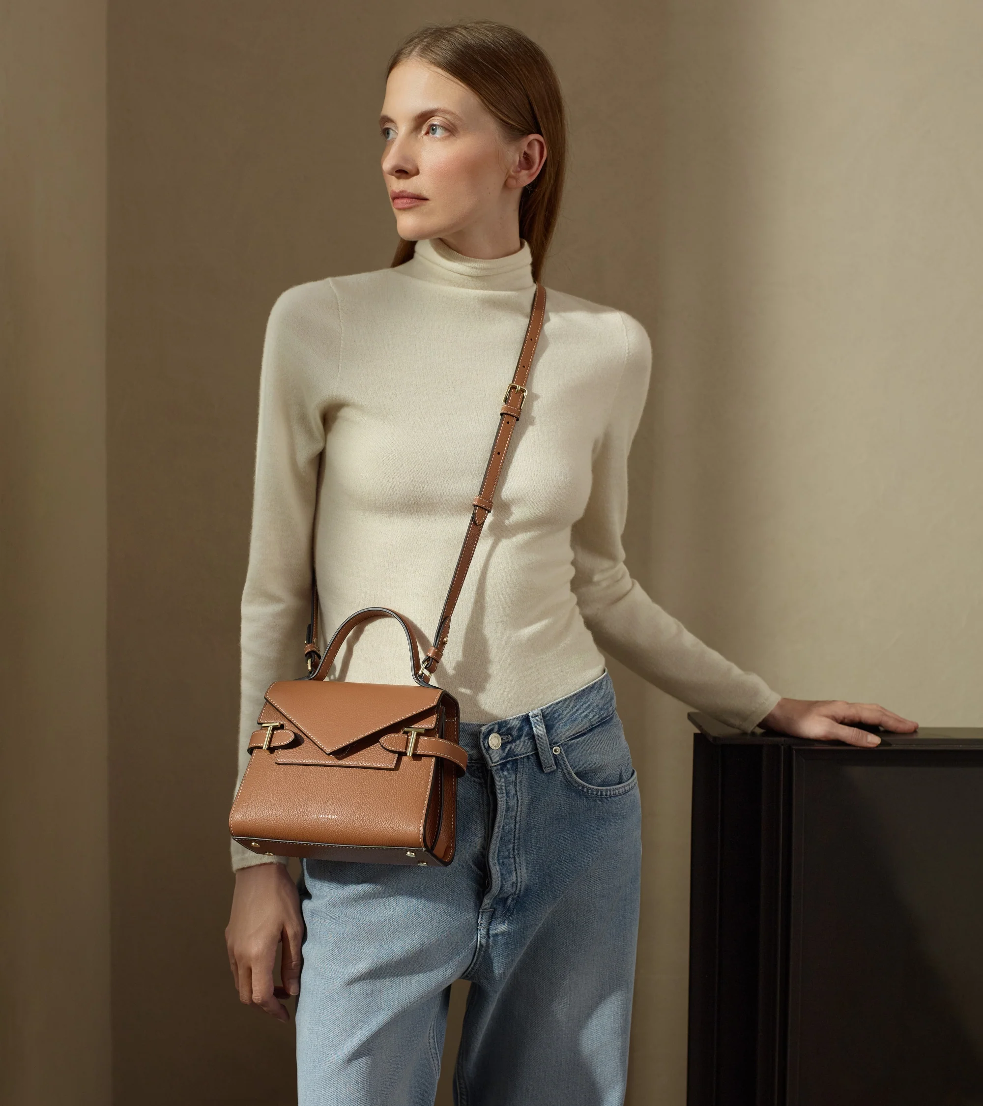 Emilie small handbag with double flap in grained leather - Image 7