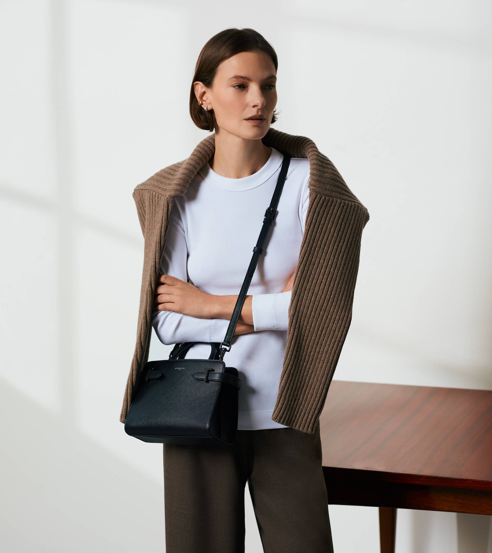 Emilie small handbag in grained leather - Image 6