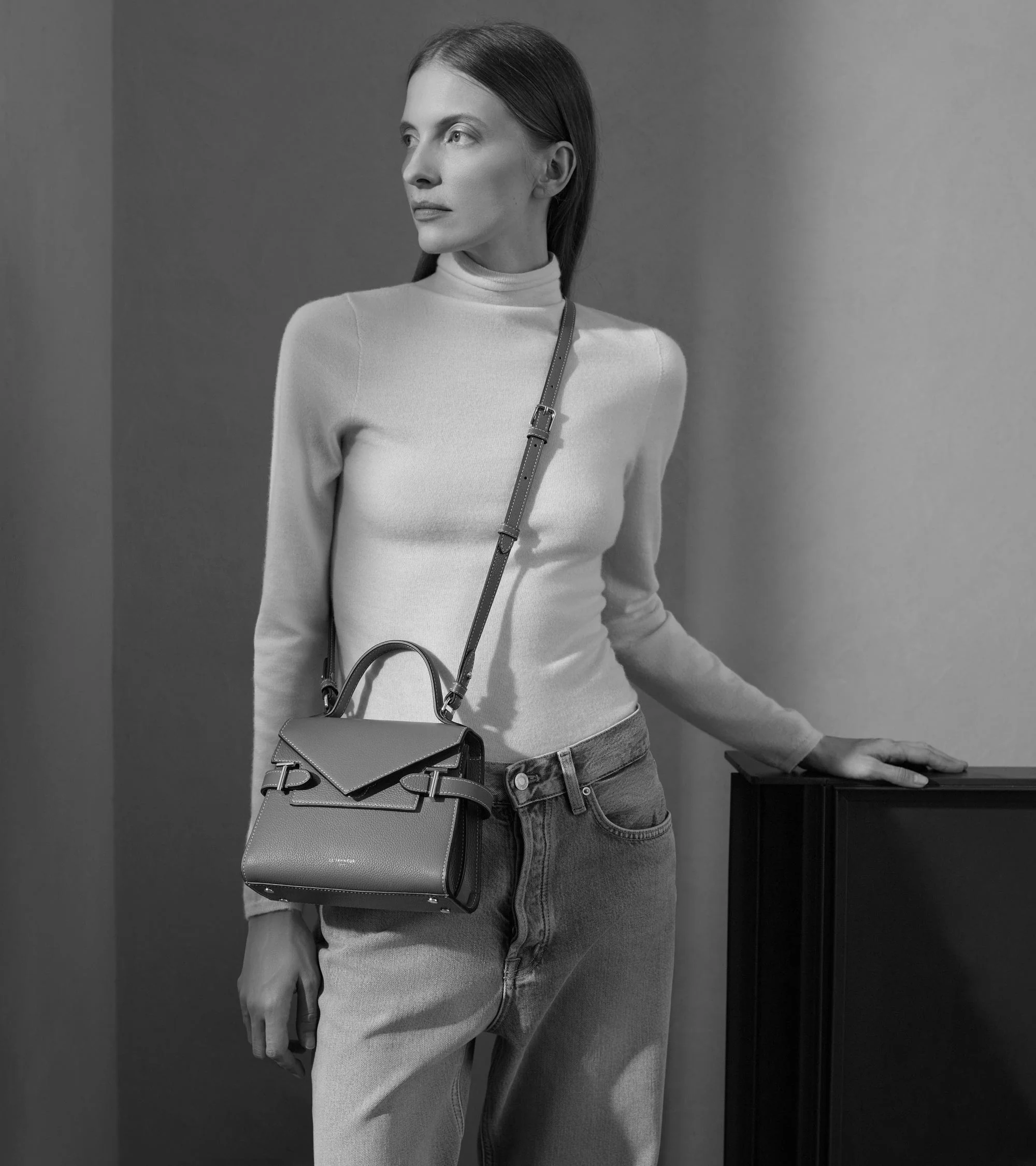 Emilie small handbag with double flap in grained leather - Image 8