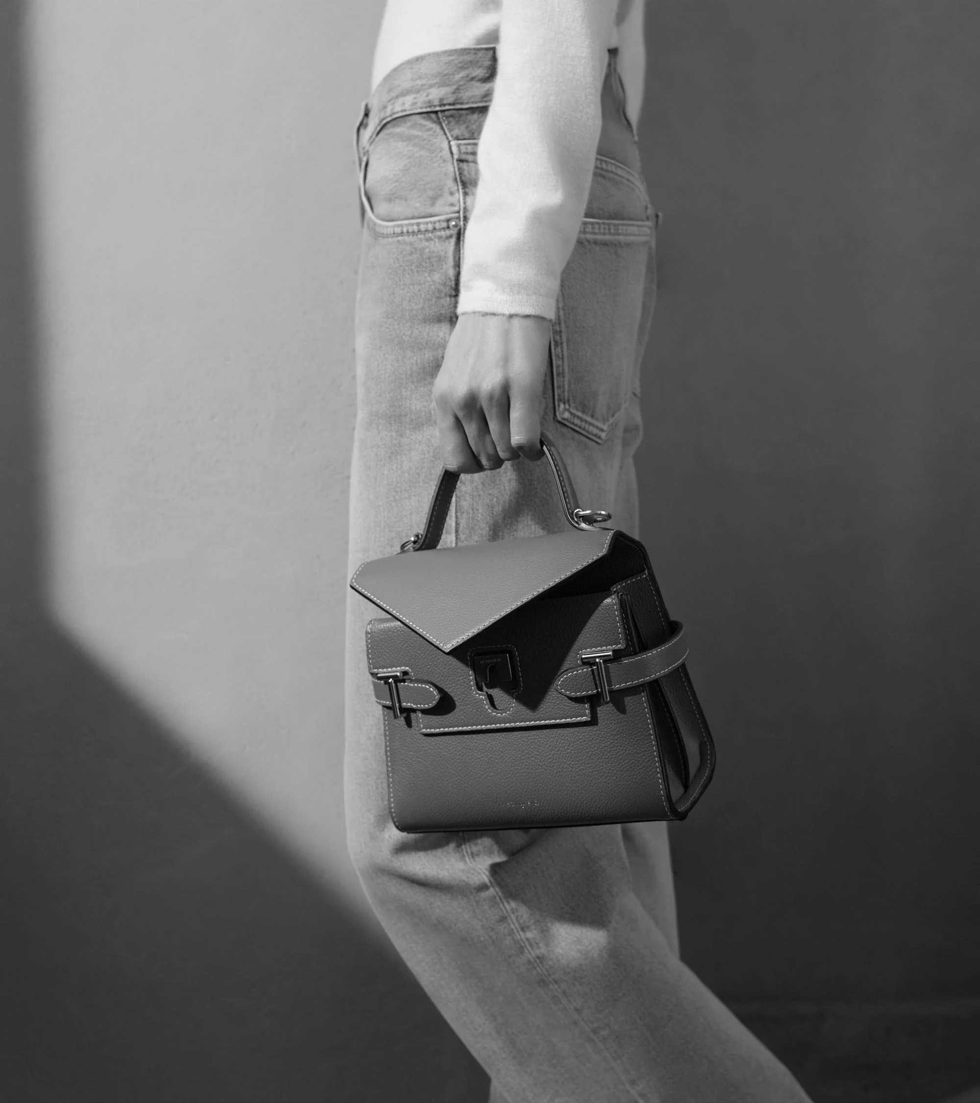 Emilie small handbag with double flap in grained leather - Image 9